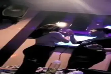 Gadis Venus Berkacamata Di Tempat Karaoke