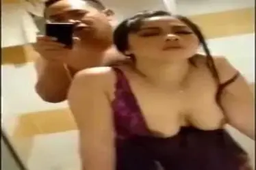Tante Cantik Pasrah Goyang Kasur Depan Kaca